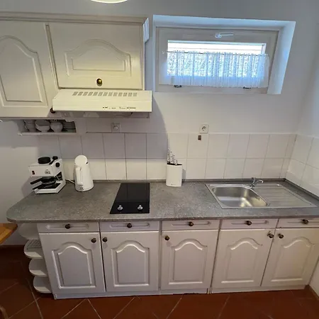 Terezia Vendeghaz アパート ティハニ